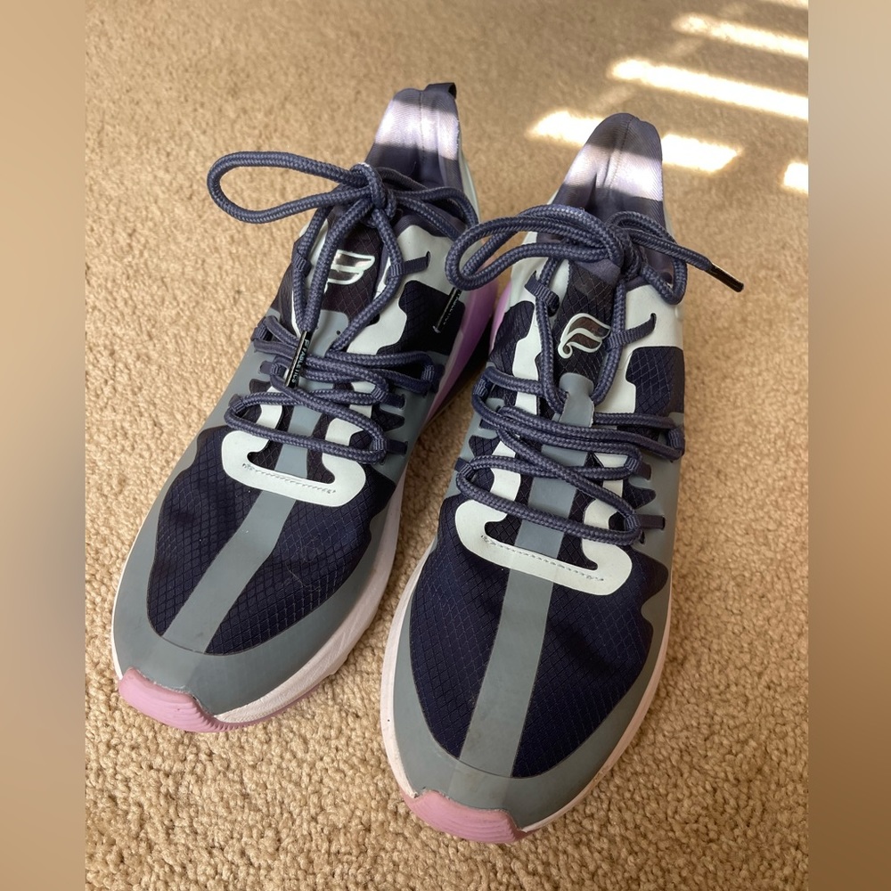 FABLETICS WOMEN'S TENNIS SHOES - SIZE 6